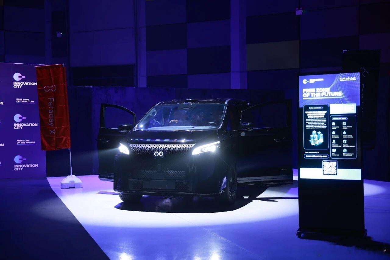 贾跃亭新车FXSuperOne全球首次交付11月26日，法拉第未来宣布，将于