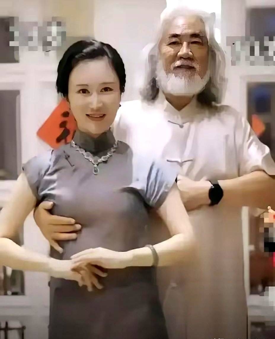 张纪中和娇妻杜星霖合照又惹争议，两口子拍照发网上，手偏要放在敏感位置，直接把大众的观感按在地上摩擦关