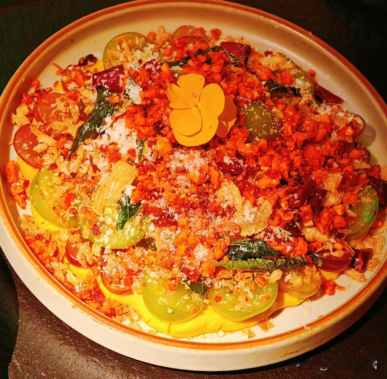 今晚的餐桌是一场色彩与香气的奔赴——酸甜的果香裹着酱汁漫过肉排，脆生生的沙拉