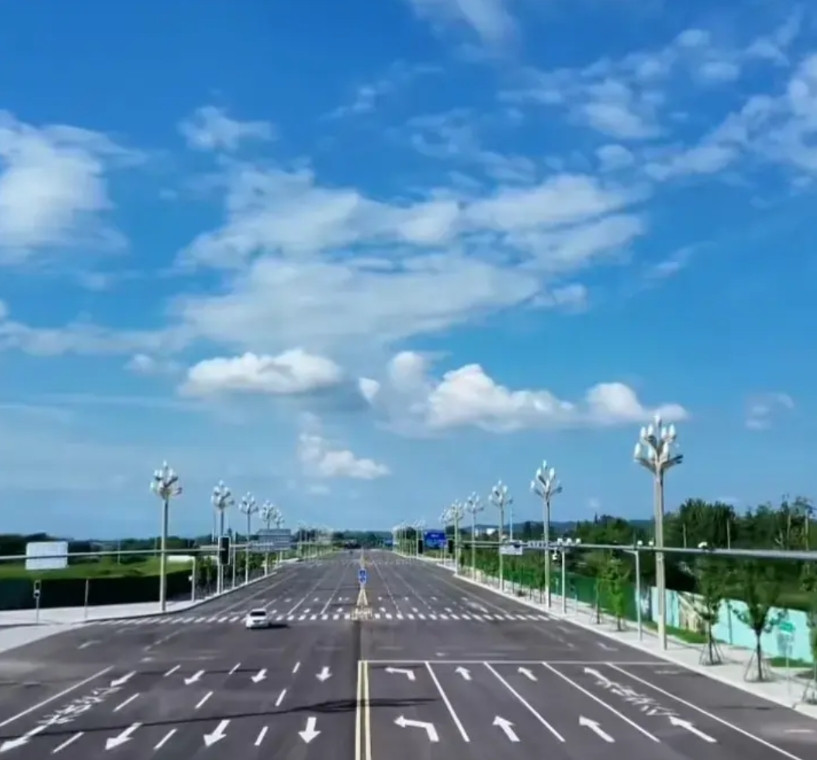 德罗（德阳至罗江）公路即将全线通车，这种双向八车道的大道很具有现代感。路的尽头就