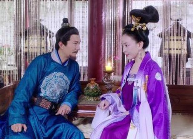 东晋皇帝司马曜醉酒后，对身旁的张贵人说："你年近三十，美色大不如前，又没生孩子，