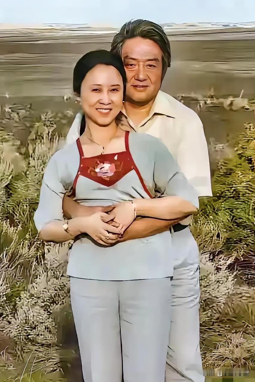 琼瑶剧里的爱情三观正吗?琼瑶生前与丈夫的亲密合影，满屏都是温柔与浪漫，像极了紫薇