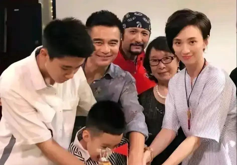 张澍直播里给小儿子剥虾吹饭，转头让许何自己扒凉饭，碗掉了还被训，镜头切得明明白白