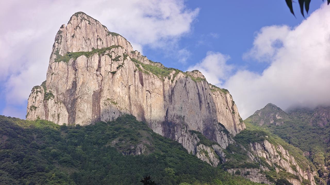 雁荡山不愧为海上名山、寰中绝胜、东南第一山，作为三山五岳中的三山之一，以独特的火