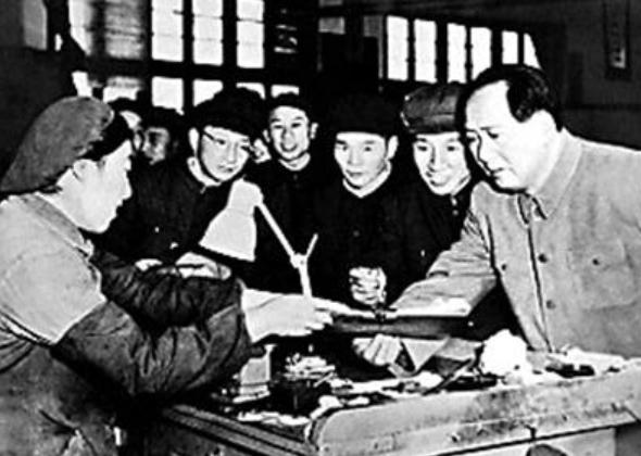 毛主席一辈子爱吃鱼，尤其偏爱鲤鱼，抗战居住陕北杨家沟时，警卫常到河沟捕捉，贺龙特