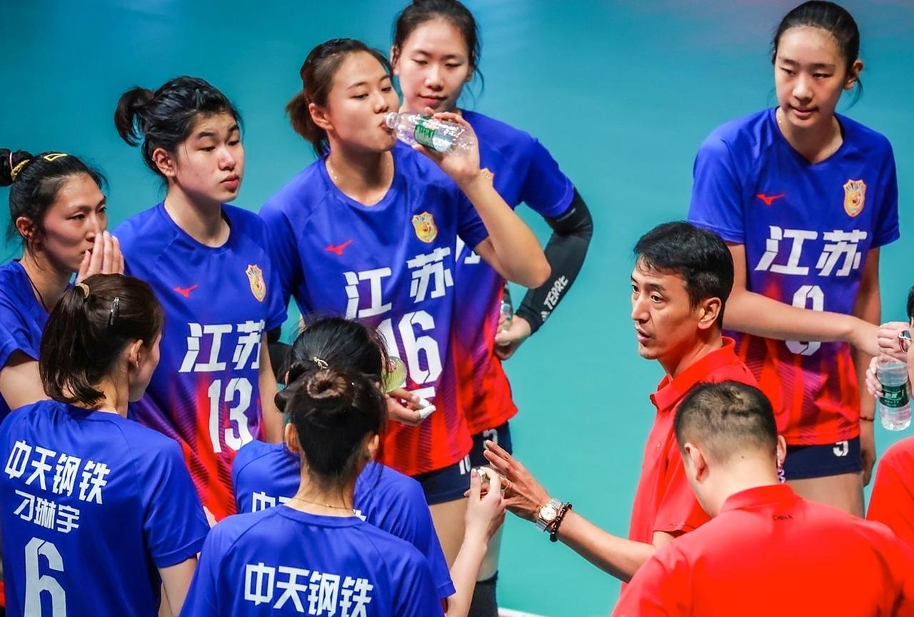 北京时间12月17日晚八点，中国女排超级联赛第二轮继续进行，备受关注的一场焦点大