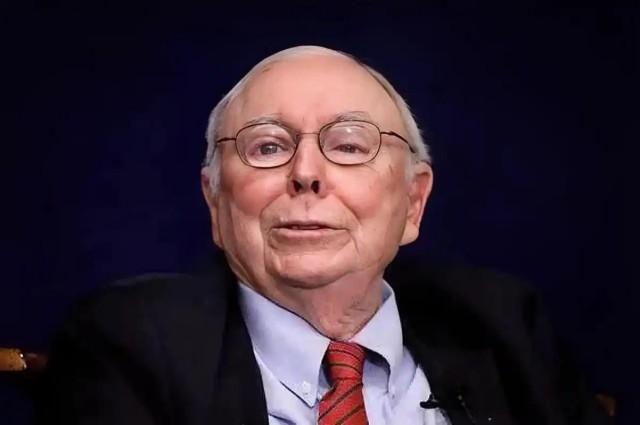 美国彻底慌了？世界亿万富豪查理·芒格：“美国过去的成功，很大程度上有中国人的贡献