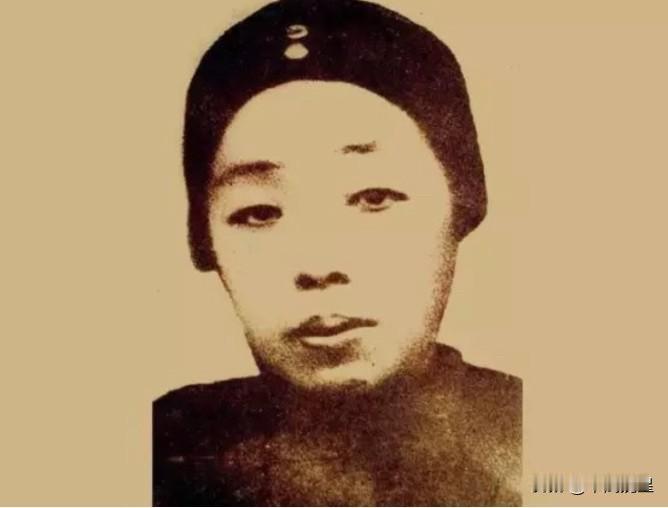 1889年，49岁老秀才胡铁花，看中了17岁的农家女冯顺弟，派媒人说亲。