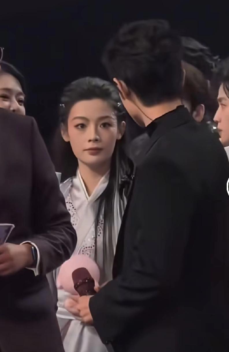 肖战和陈丽君同框了。粉丝们炸了锅，但你们真以为这只是巧合？这哪是偶遇，分明是