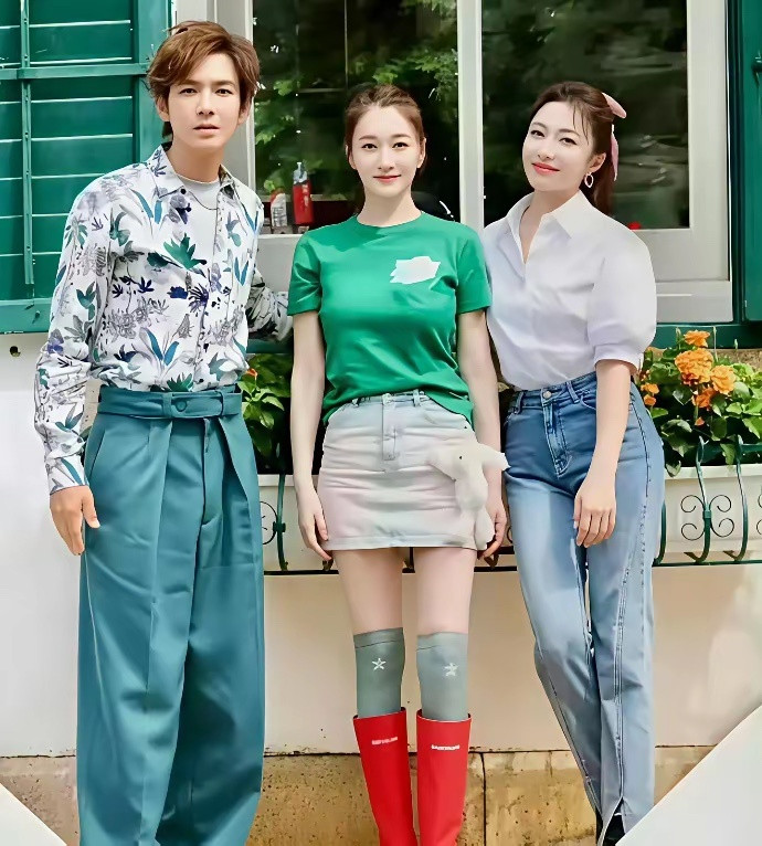 李小冉早期图，不愧是北舞毕业的，肤白又貌美，怪不得富豪老公说娶她花5个亿都愿意!