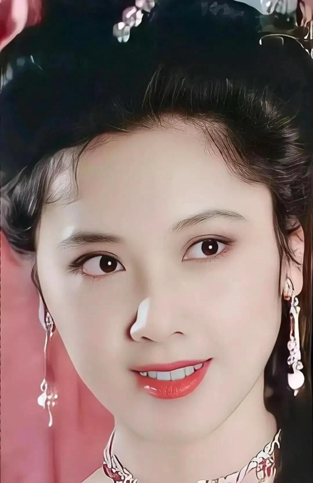 导演杨洁说：“朱琳是漂亮中的漂亮，美丽中的美丽，她往那一站，不用说话，就是史书中