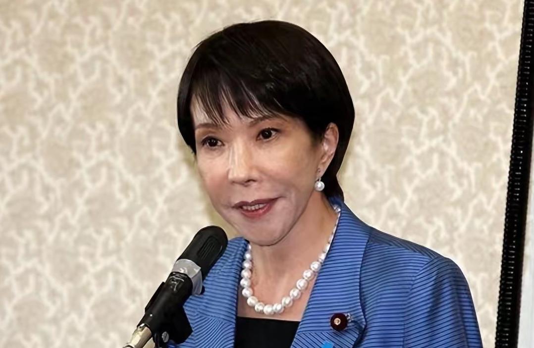 话说回来，日本这出“变脸戏”演得真是有意思，前脚高市早苗还在大谈扩军备战，后脚日