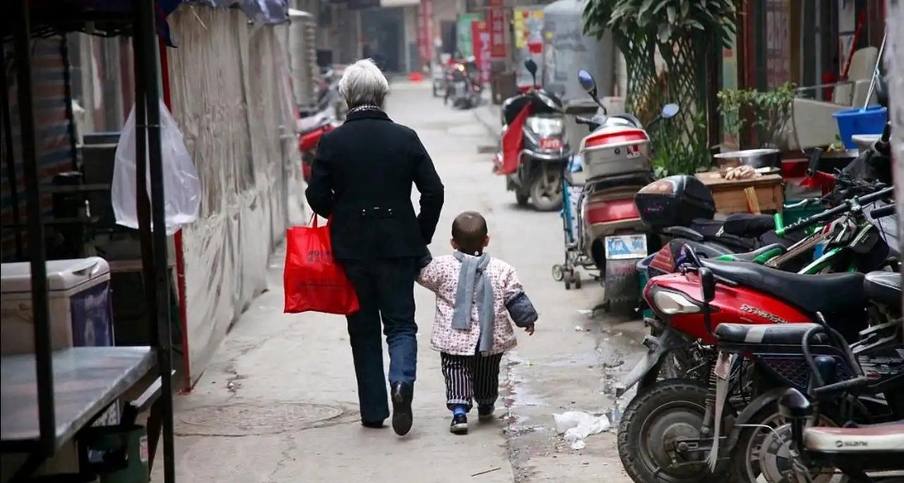 家里有了孙子，老人就变样了？这6点你家中了几条不知你是否留意到，只要家里添了孙