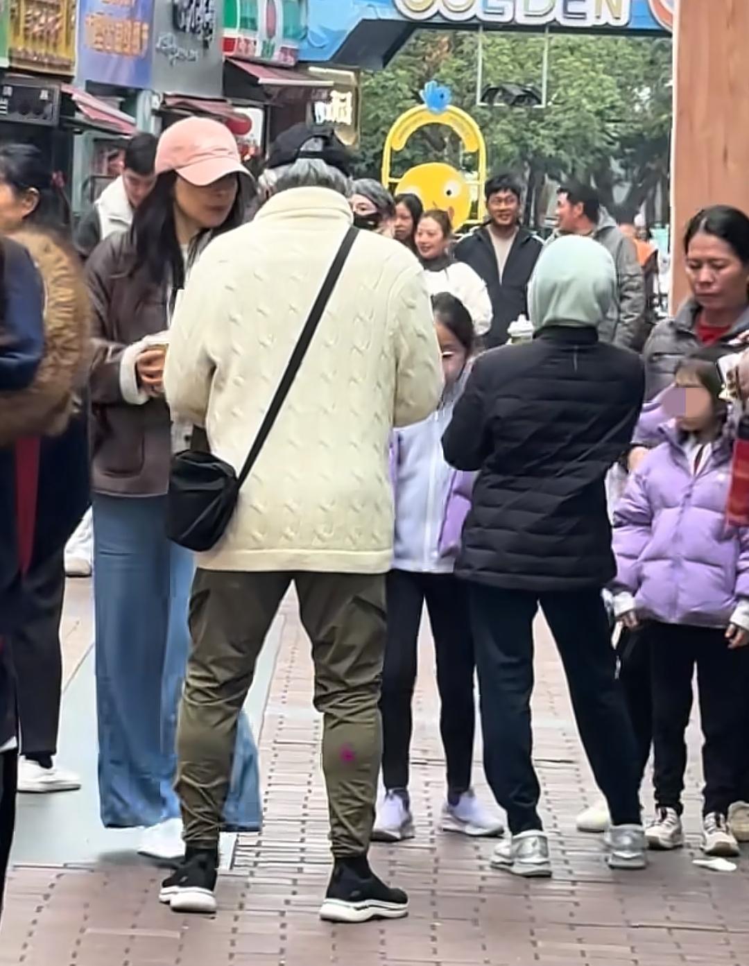 霍震霆老爷子活得太通透了！不摆架子当“小跟班”，疼儿媳护晚辈，霍家兴旺不是没道理