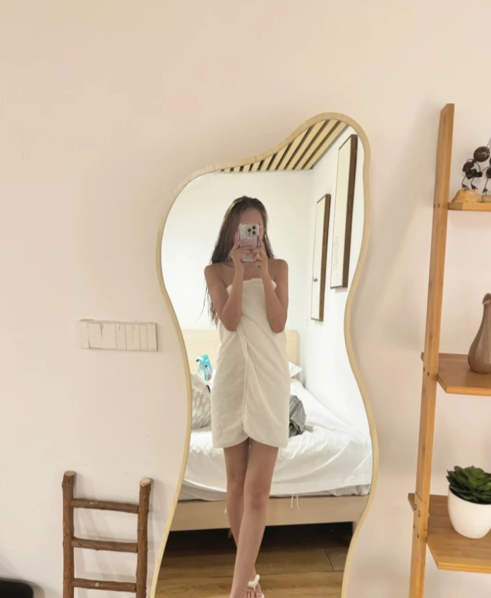 晚上洗了澡，我开玩笑跟老公说，我还忘不了我的前男友，万万没想到老公看我，然后大笑