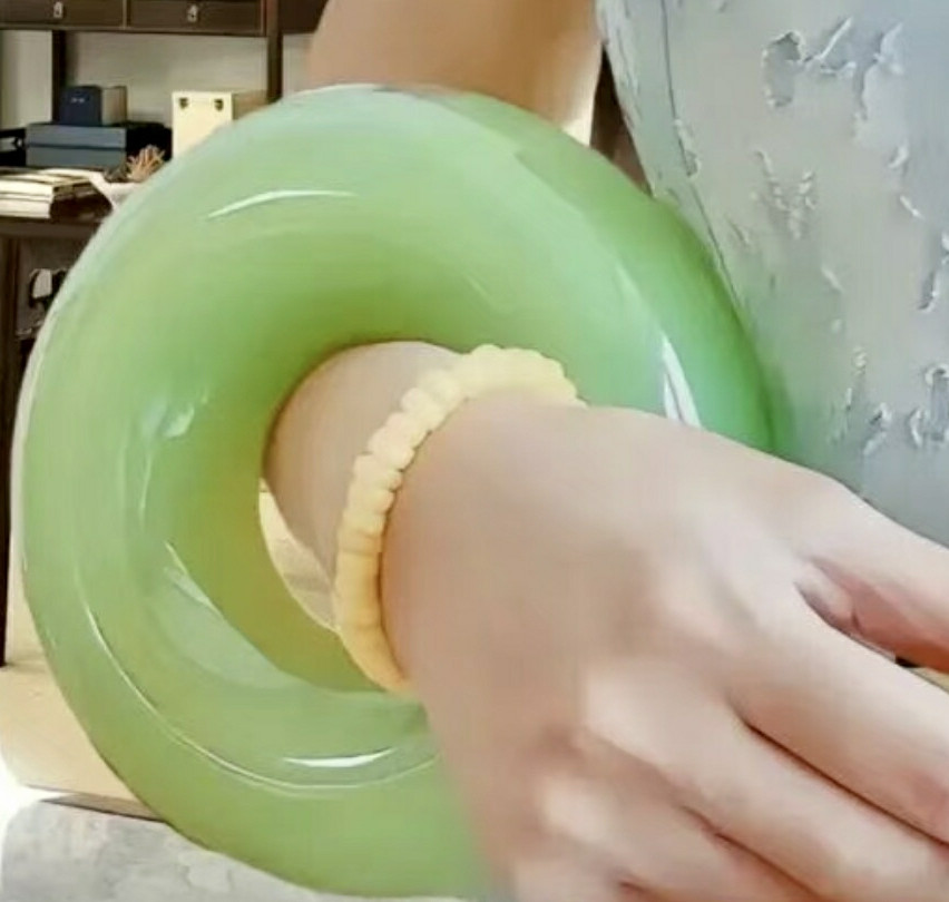 大家看看，这玉手镯真的假的？