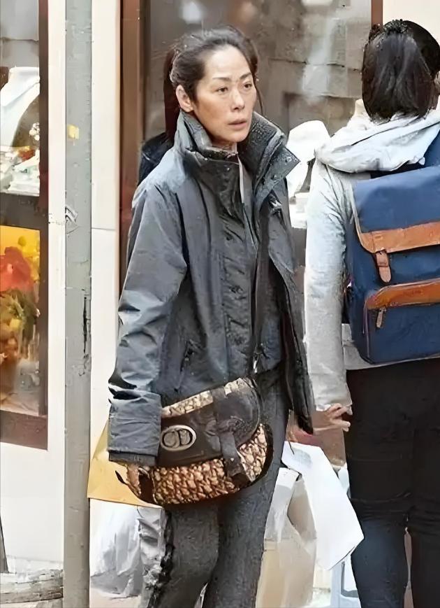 2002年关淑怡未婚生下儿子关浚贤，当时舆论一片哗然，有传孩子的生父是曾志伟，但