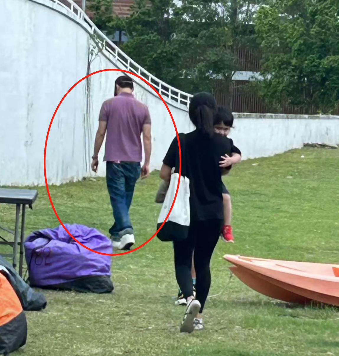 网友偶遇郑嘉颖带儿子散步，依旧是潇洒的背影“一支公”，孩子由后面的保姆抱着。有钱