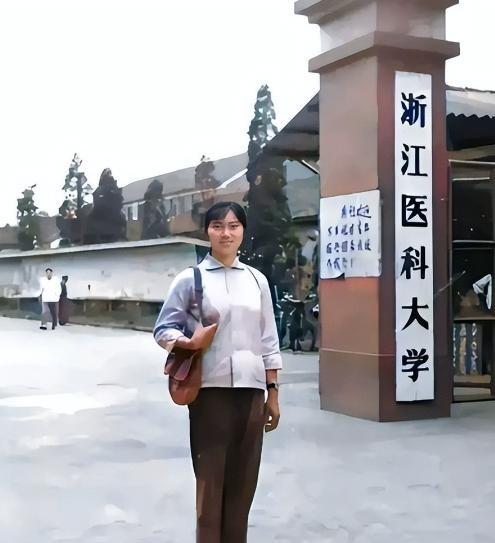 1970年23岁的李兰娟院士站在医科大学的门口，面庞上洋溢着青春的气息，目光坚定