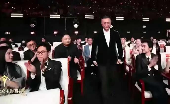 百花奖最尴尬的三幕：一、《哪吒》得奖无人起立，张艺谋得奖，附近的全部起立。