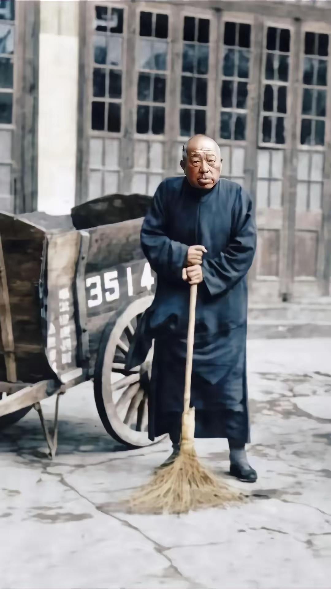 1951年，陈毅让83岁的黄金荣扫大街，蒋介石得知后感叹：陈毅真厉害。​黄金