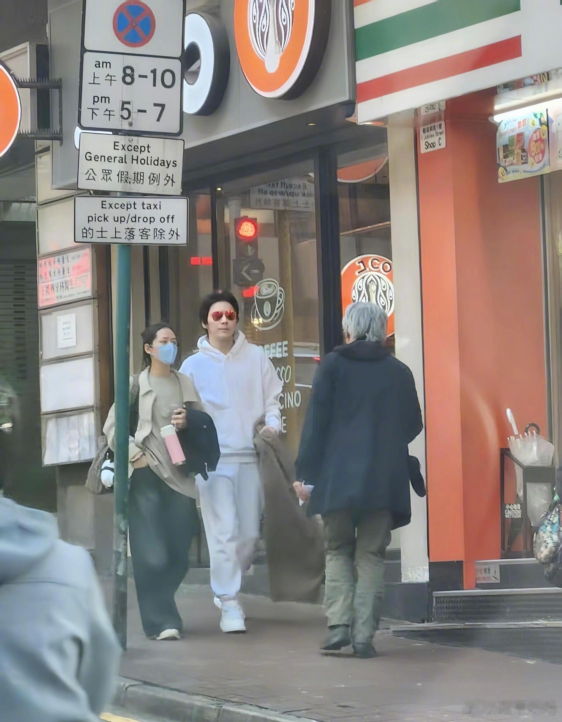 网友香港街头偶遇向佐郭碧婷同框，两个人都穿着低调休闲，看起来感情很好