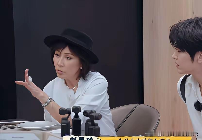 刘嘉玲聊穿搭，提到内地女生穿裙子配袜子，还当着刘晓庆问一句，为什么要这么穿，这话