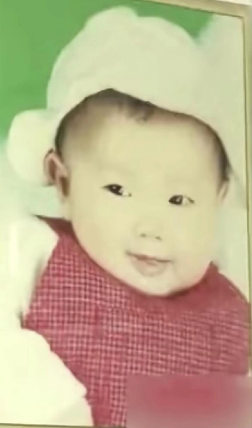 谁还没见过莎莎的奶萌婴儿照！家人们！刚刷到一张超珍贵的童年照，第一眼就被软