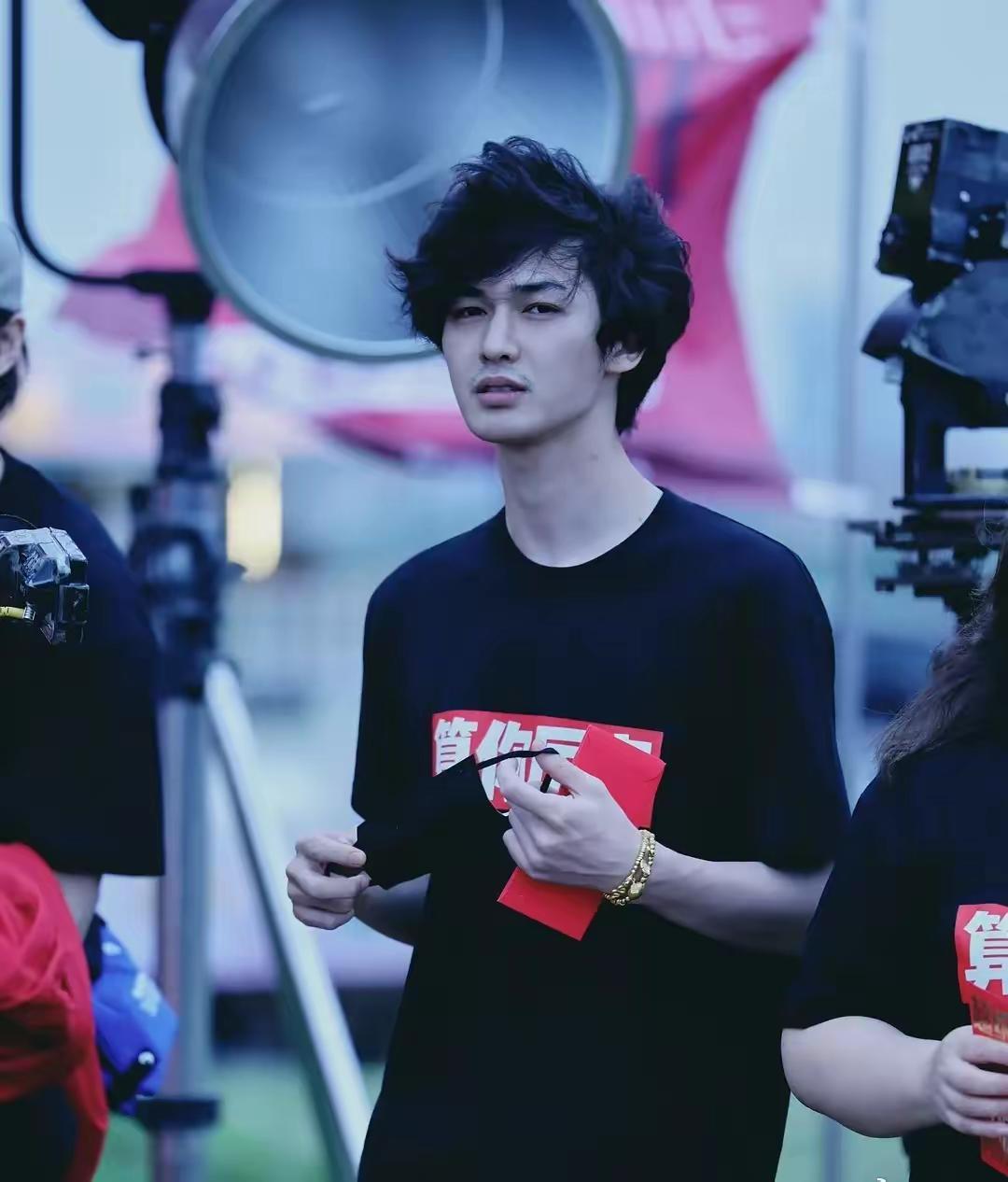 这是谁呀，据说是摆脱了“粉底液”的男星。