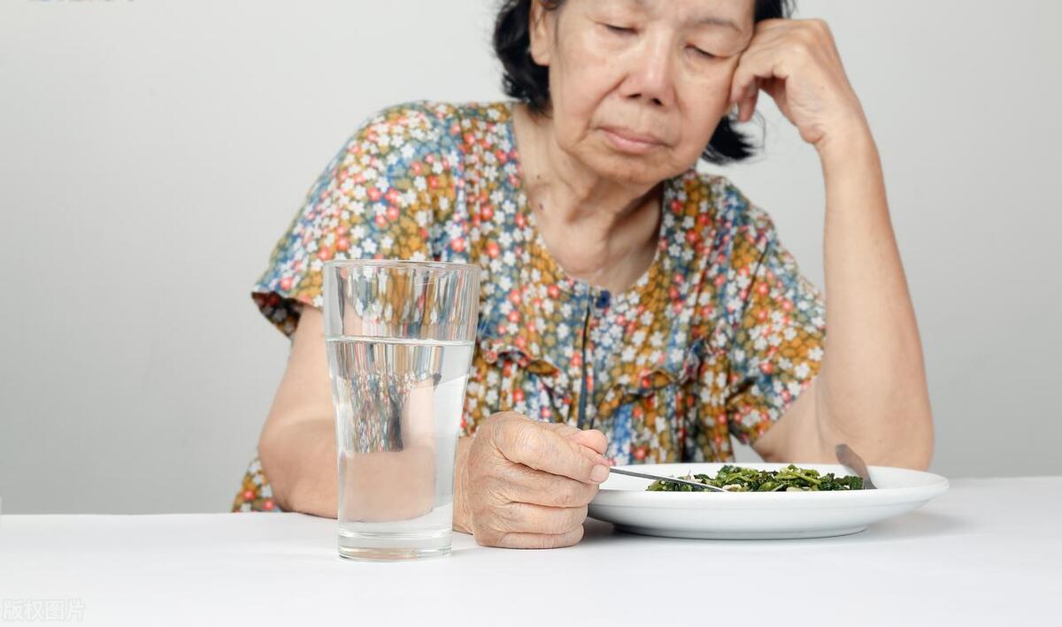 我们小区有个大妈，经常在垃圾桶旁翻捡瓶子和废纸盒。原先我们以为她没钱也没儿女，后