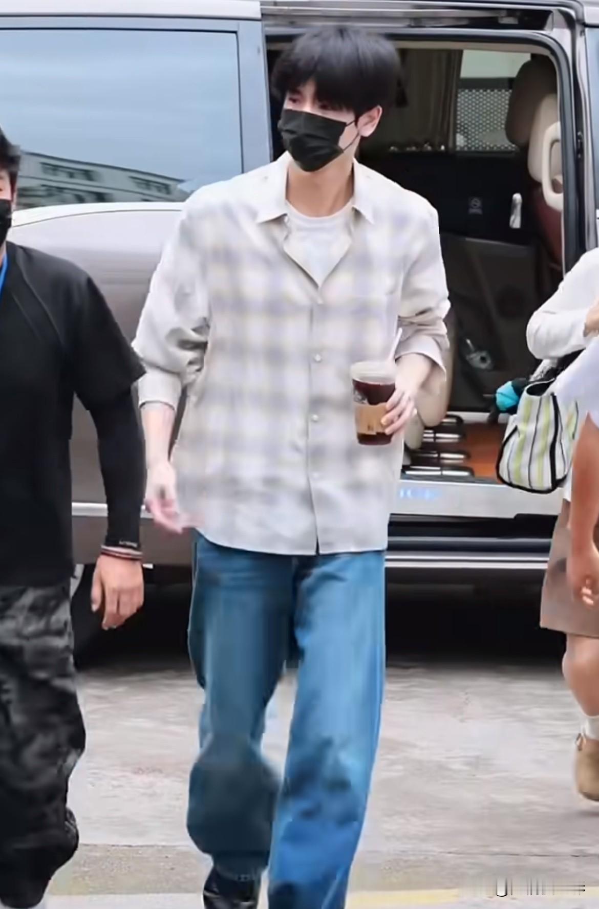 卢昱晓已经进《刺棠》剧组围读上班，男女主最终敲定为张凌赫和卢昱晓。之前吵得沸沸扬扬的选角风波到此落板