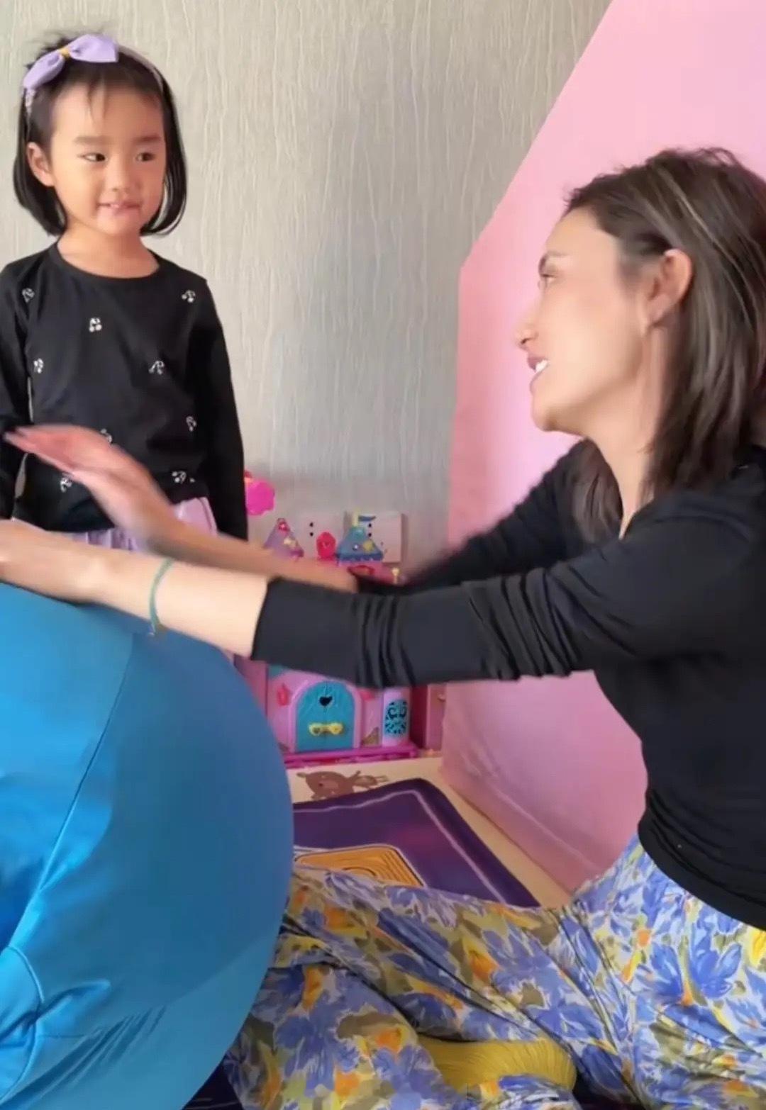 海哈金喜离婚后晒女儿，3岁夏夏学舞蹈好萌，新家一地玩具显拥挤！