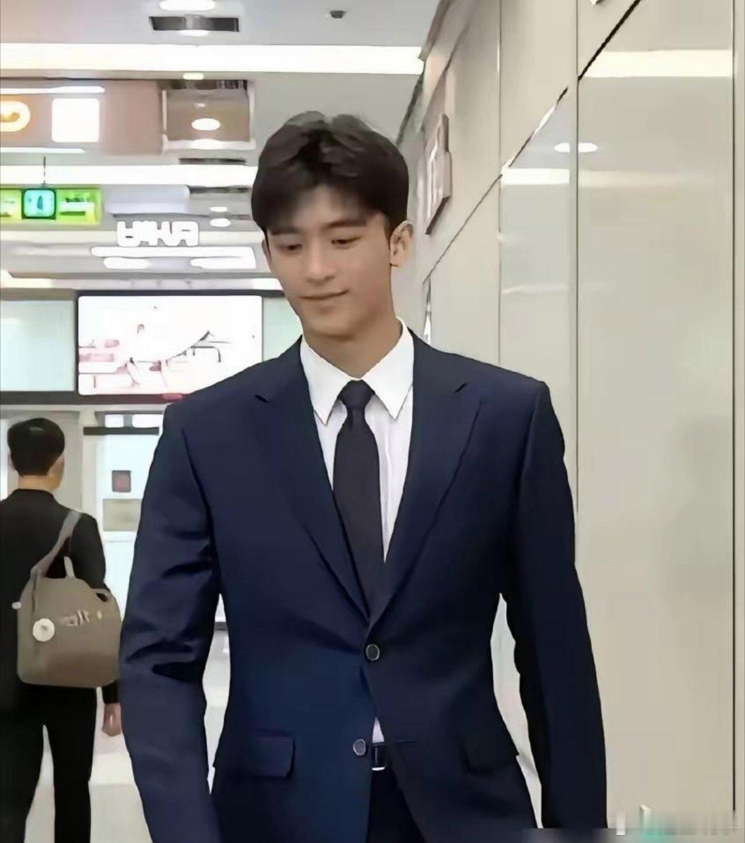 别再吹什么父子神复制了。我告诉你，这是一场基因的拨乱反正！爷爷谢贤179，父亲谢