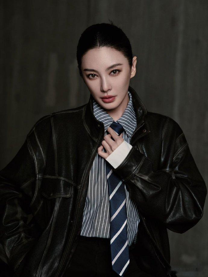 张雨绮长相和气场都不基础哇塞，真的是太美了吧。张雨绮长相和气场都不基础，皮衣