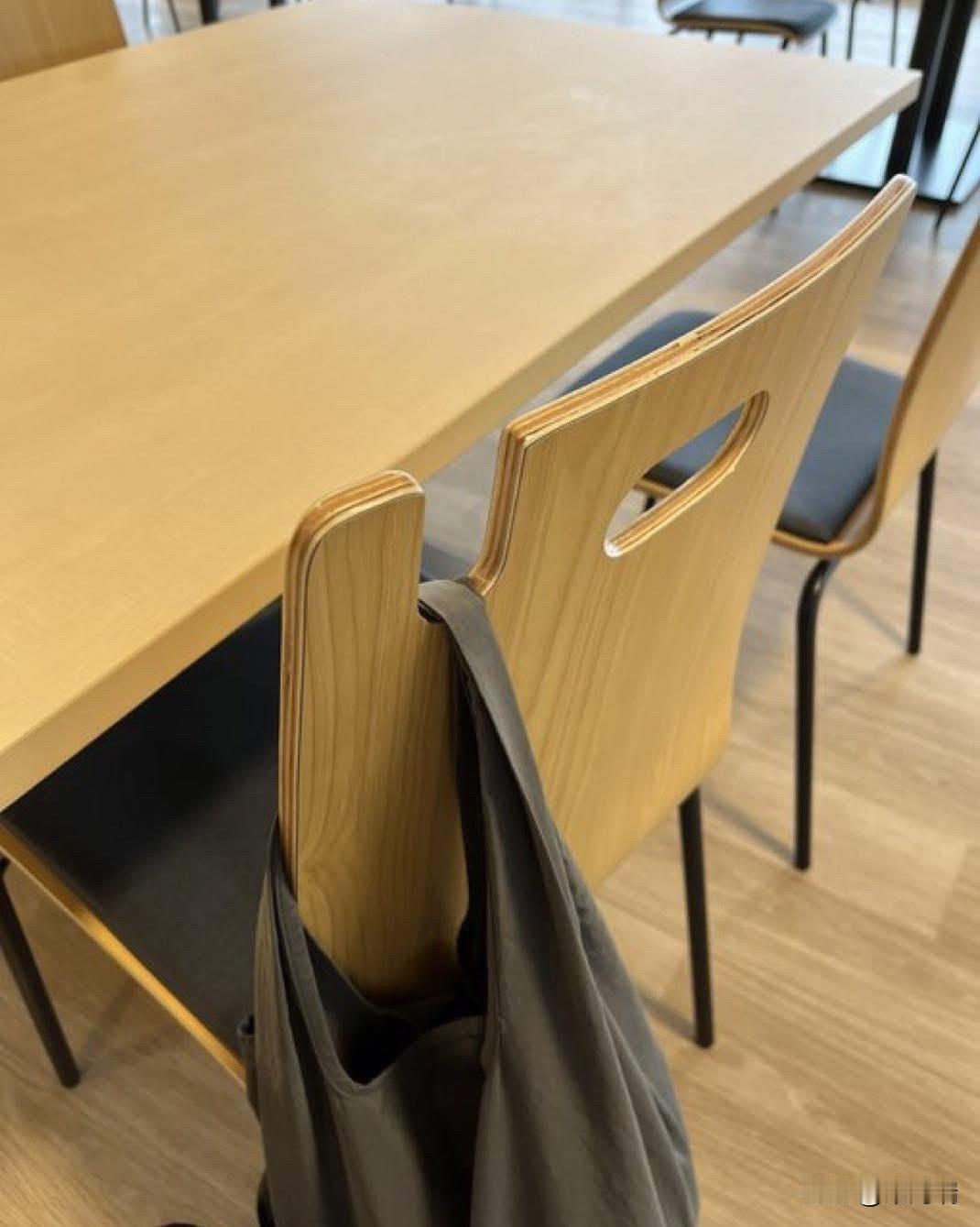 这个椅子是曲木餐椅（BentwoodChair），其设计融合了美观和实用性。