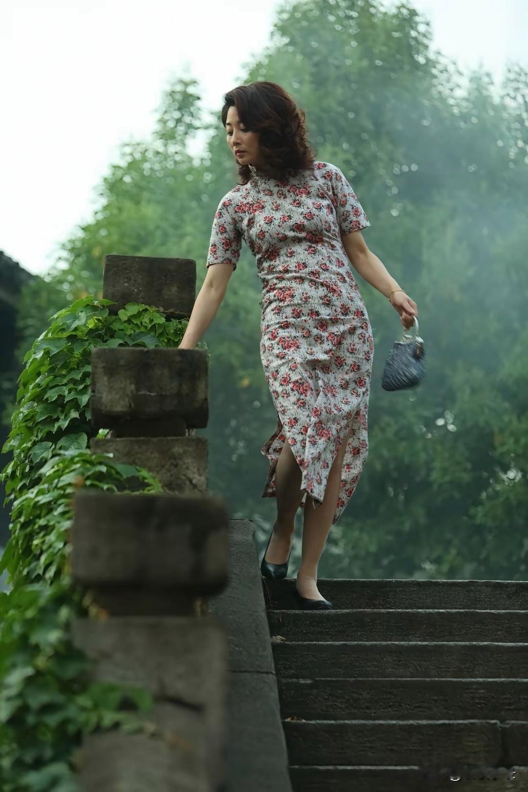 殷桃漫步公园，花裙摇曳生姿，笑颜如花绽放！殷桃[玫瑰][玫瑰]