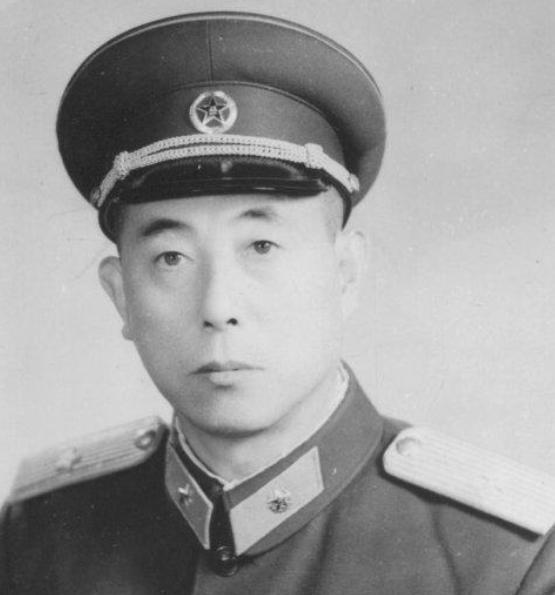 1958年，金日成访华，欢迎仪式刚结束，突然，仪仗队前方窜出一个高大的军人，上前