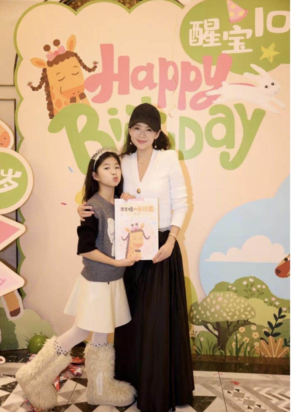 章子怡的女儿醒醒太厉害了，10岁就要出书了！做星二代就是幸福呢，母亲强有力的后盾