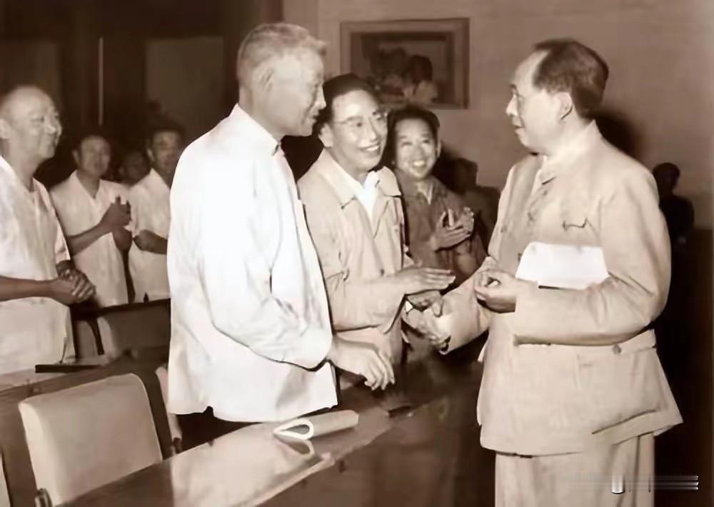 伟人的气质就是与众不同，感觉在他身上有一种强大的气场，尤其是那种从容淡定自信的精