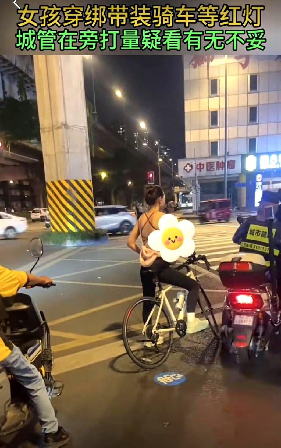 晚上骑车出门，本来挺平常一件事，结果路边不少人都盯着看，场面一下就变味了。视频