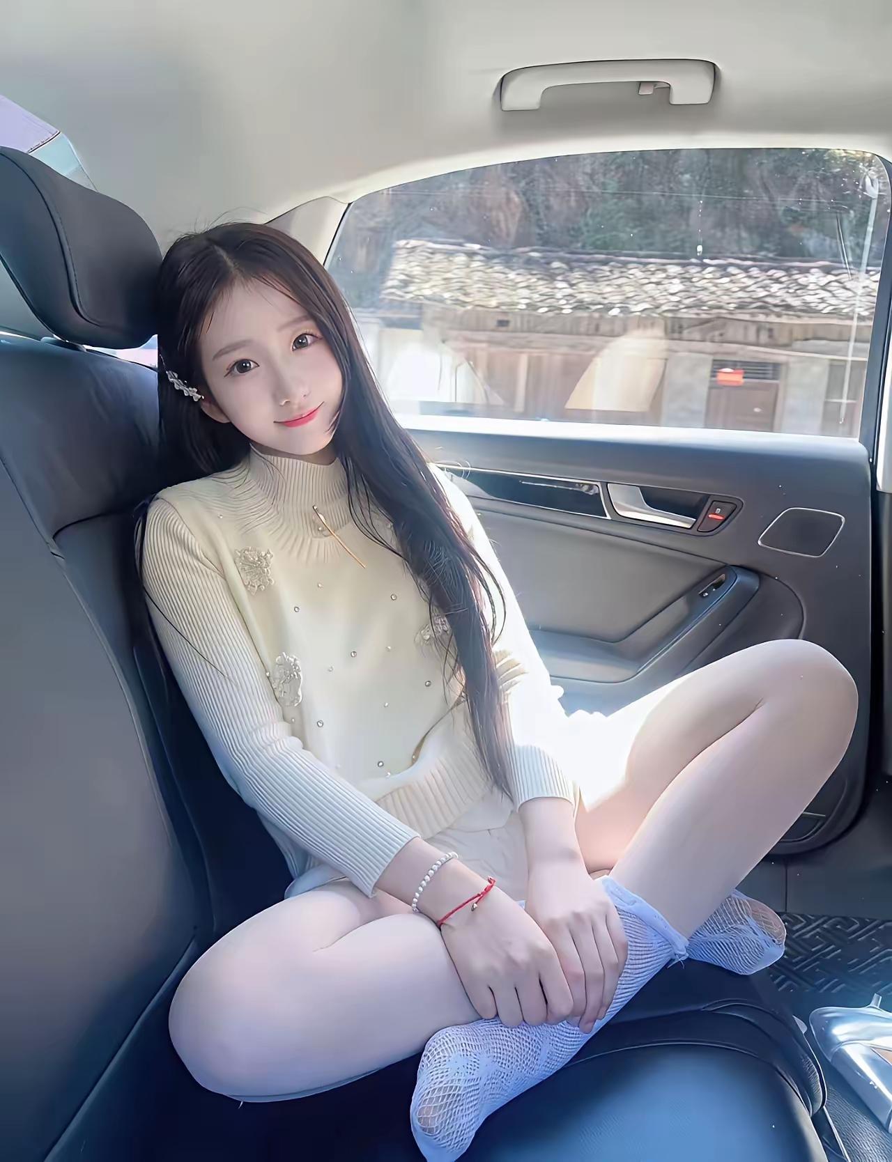 这姑娘坐在车里，好可爱呀！车内的美女