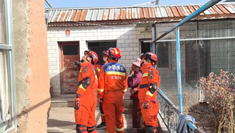 【#甘肃迭部地震救援进展#：有房屋出现裂缝，消防已抵达震中排查】#扎尕那暂不建议