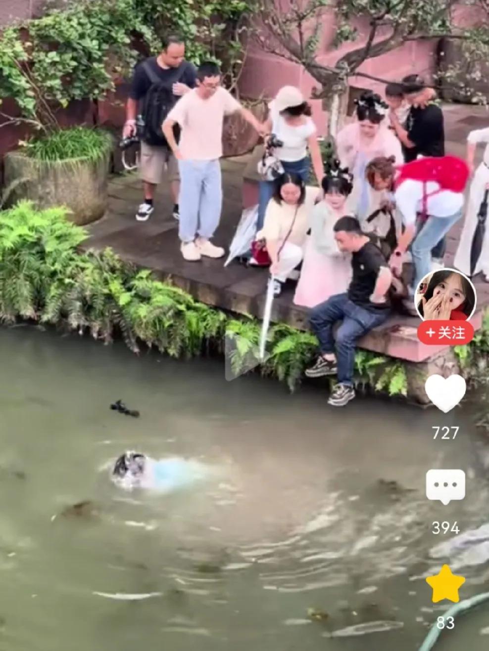 “太狠心！男子想跳河救人，这个女子为什么拉住他？”国庆节期间，李庄古镇，有位