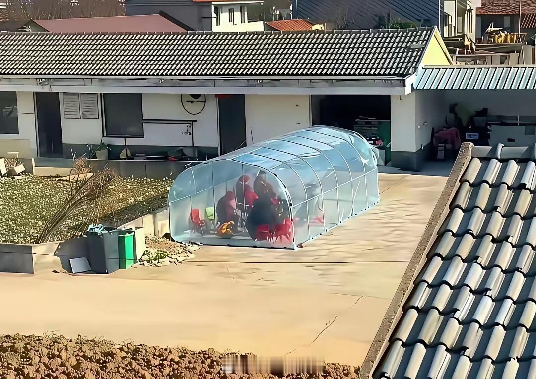 冬天太冷了取暖能理解，如果在里面烤火，不怕煤炭中毒吗？