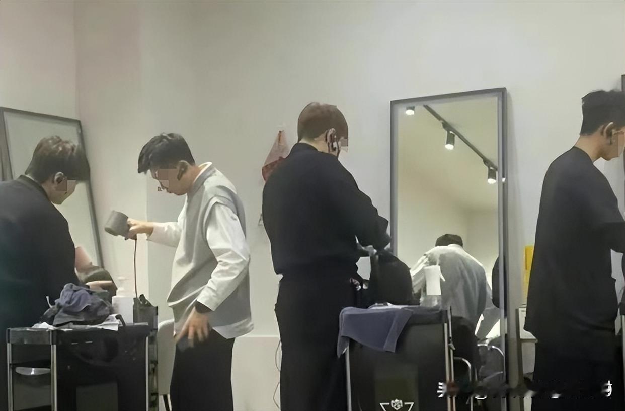 近日在某市出差，周末跟同事去理发店理发。一进去，哇，就感觉像进了会所，进门就问有