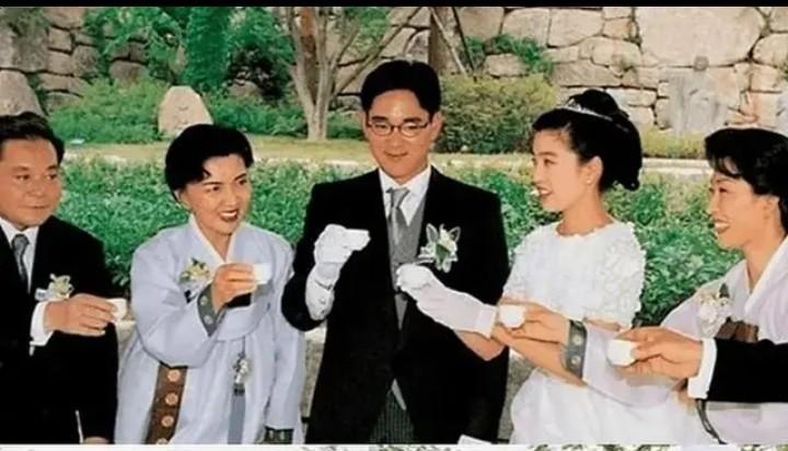 当年李在镕结婚，新娘很美丽，丈母娘也很美，更美的是他们脸上的笑容。这是一场被祝福