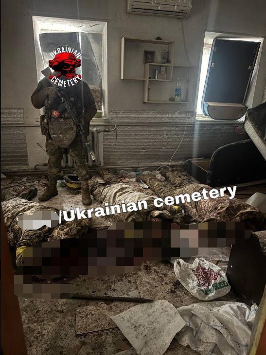 图片显示三名疑似乌克兰无人机操作员身穿迷彩服，躺在血迹斑斑的房间里，图片上叠加着