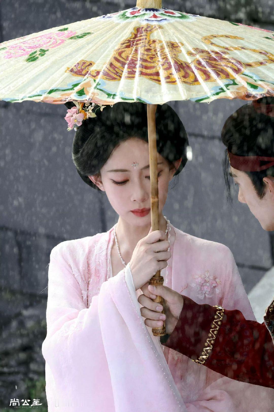 孟子义雨中戏孟子义的雨中戏简直是视觉盛宴！《尚公主》里她穿白色古风长裙在雨中，