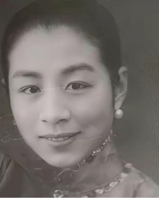 1947年的上海，北京交通大学校长张福运已年近57岁。某夜，他悄然推开了养女叶奕