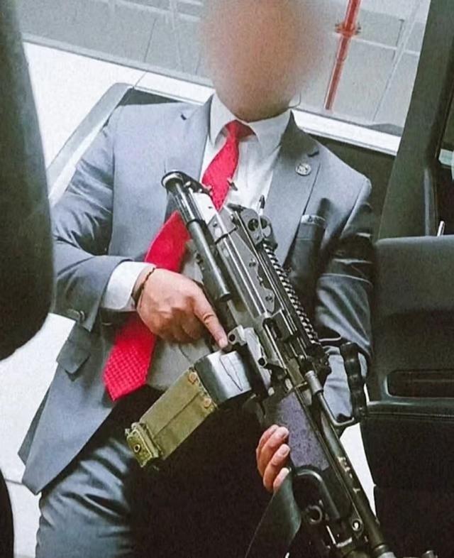 美国特勤局贴身护卫用HKMP7冲锋枪，俄罗斯联邦警卫局贴身保镖用AK-1